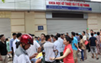 Xếp hàng giữa trời nắng nóng chờ tiêm vắc xin